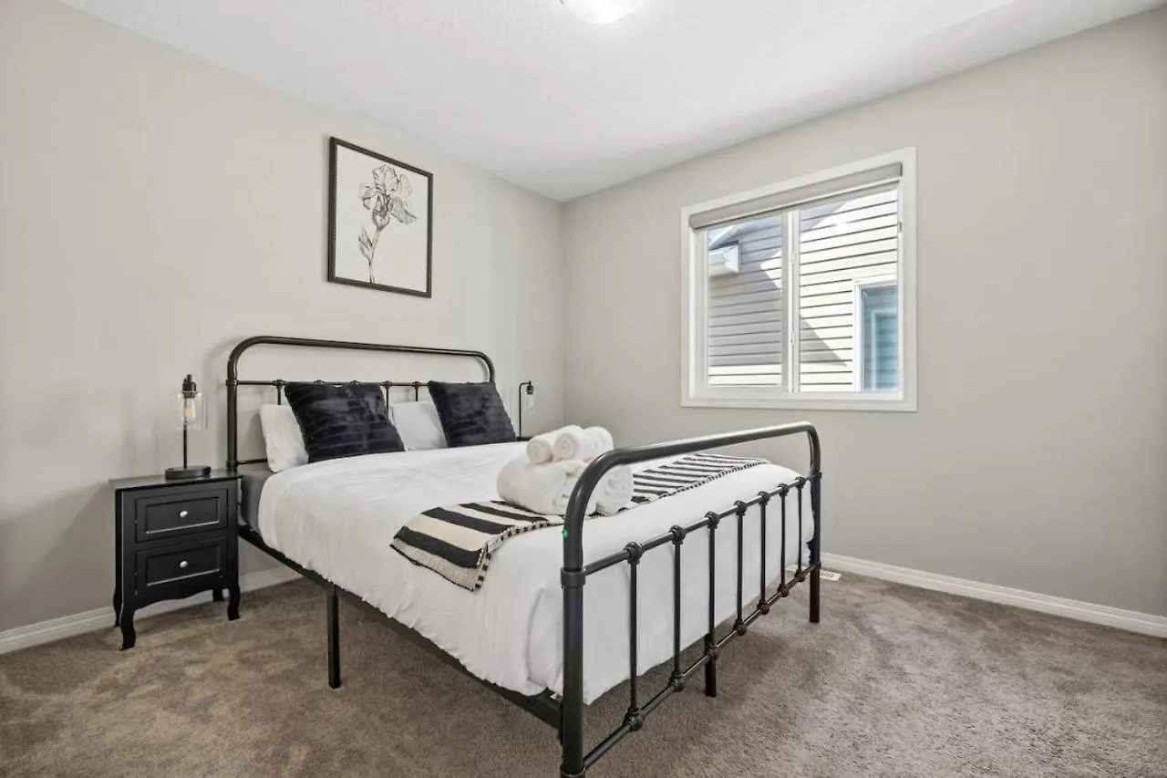 Near Airport - Large 5 Bedroom House, Sleeps 12 Adult, Secure Double Car Garage Parking, Free Banff Access, Ac & More! Калгари 0*,