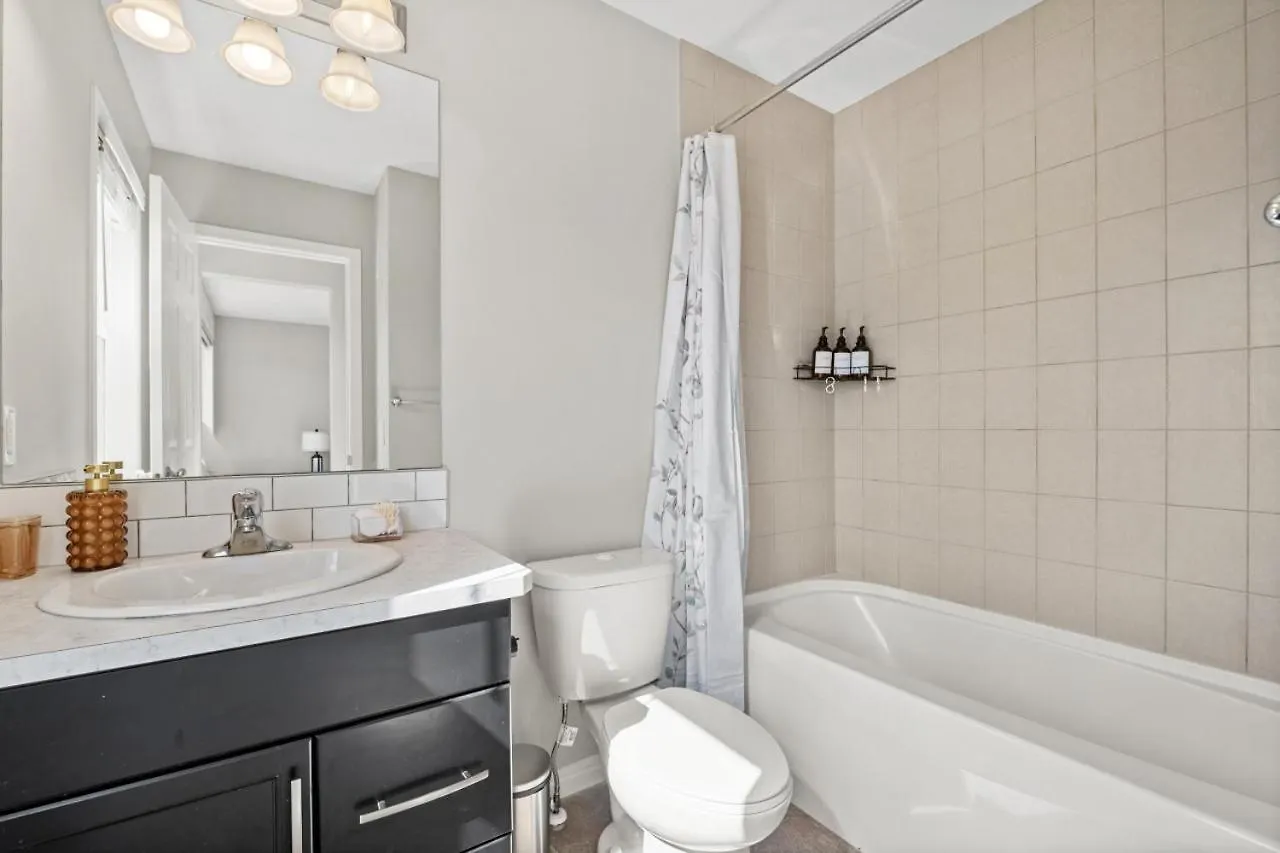 Дом отдыха Near Airport - Large 5 Bedroom House, Sleeps 12 Adult, Secure Double Car Garage Parking, Free Banff Access, Ac & More! Калгари Канада