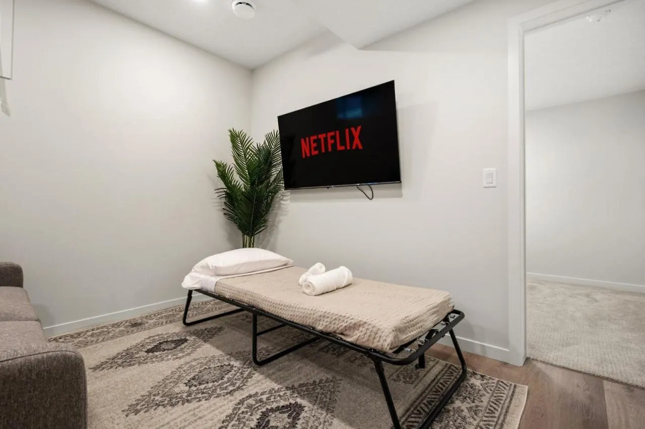 Near Airport - Large 5 Bedroom House, Sleeps 12 Adult, Secure Double Car Garage Parking, Free Banff Access, Ac & More! Калгари Канада