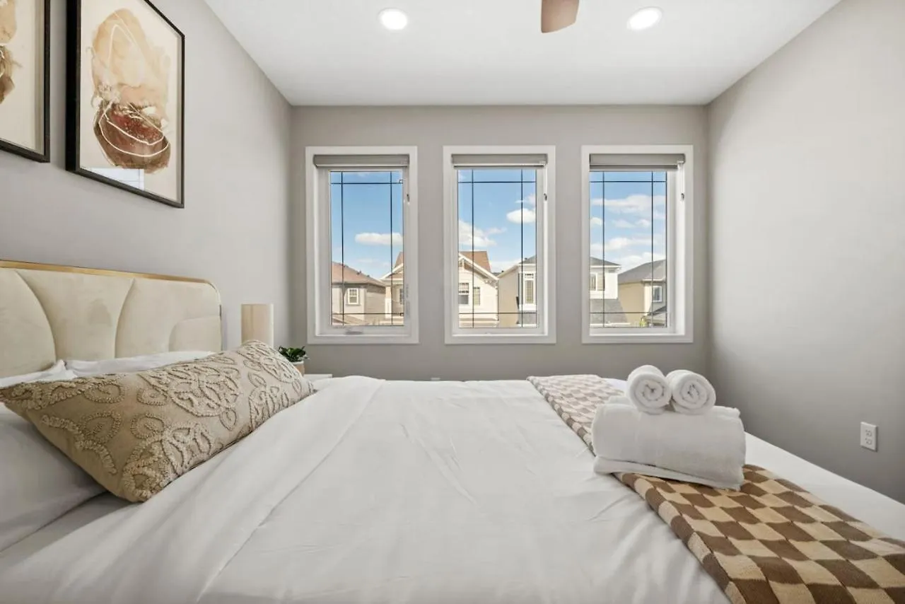 Near Airport - Large 5 Bedroom House, Sleeps 12 Adult, Secure Double Car Garage Parking, Free Banff Access, Ac & More! Калгари 0*,  Канада