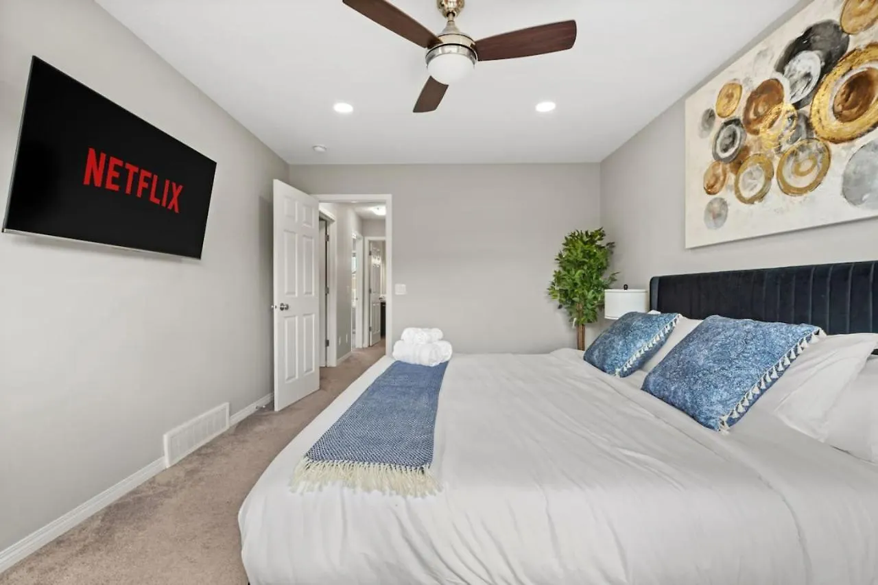Near Airport - Large 5 Bedroom House, Sleeps 12 Adult, Secure Double Car Garage Parking, Free Banff Access, Ac & More! Калгари