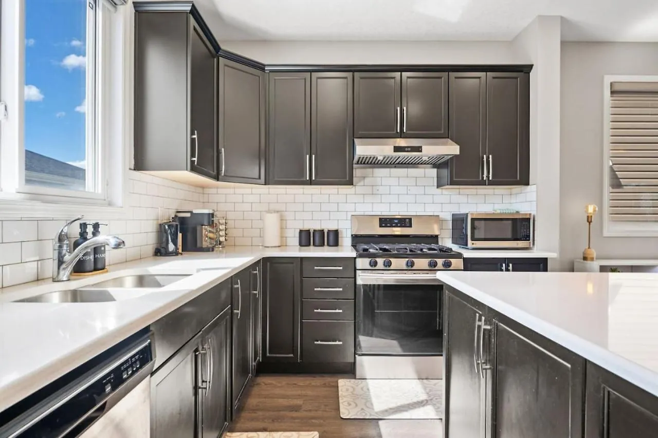Near Airport - Large 5 Bedroom House, Sleeps 12 Adult, Secure Double Car Garage Parking, Free Banff Access, Ac & More! Калгари 0*,  Канада
