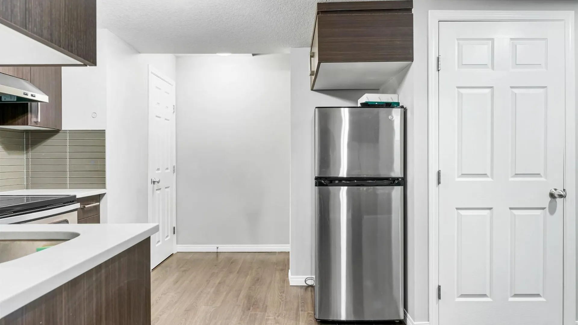 Дом отдыха Near Airport - Large 5 Bedroom House, Sleeps 12 Adult, Secure Double Car Garage Parking, Free Banff Access, Ac & More! Калгари