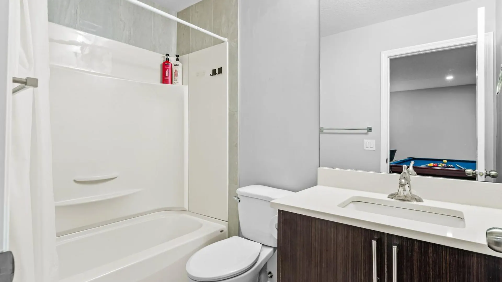 Near Airport - Large 5 Bedroom House, Sleeps 12 Adult, Secure Double Car Garage Parking, Free Banff Access, Ac & More! Калгари Канада
