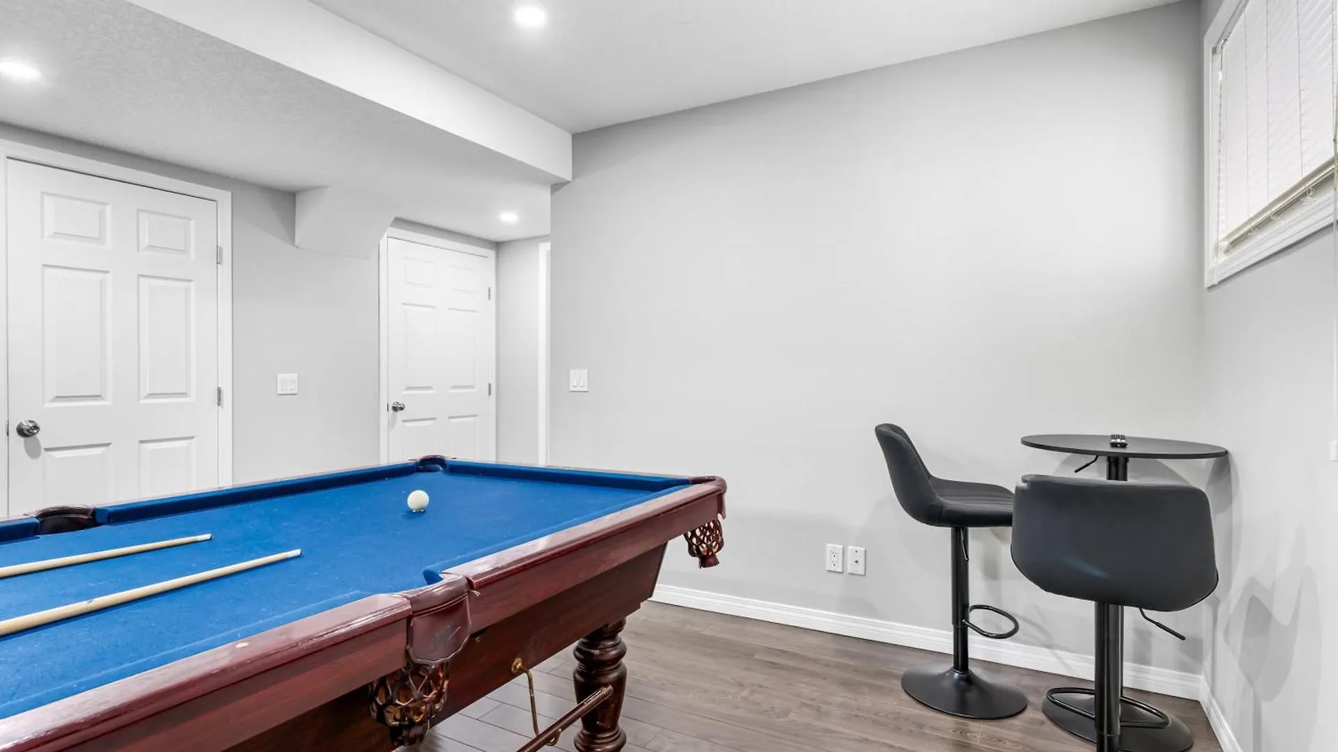 Near Airport - Large 5 Bedroom House, Sleeps 12 Adult, Secure Double Car Garage Parking, Free Banff Access, Ac & More! Калгари 0*,  Канада