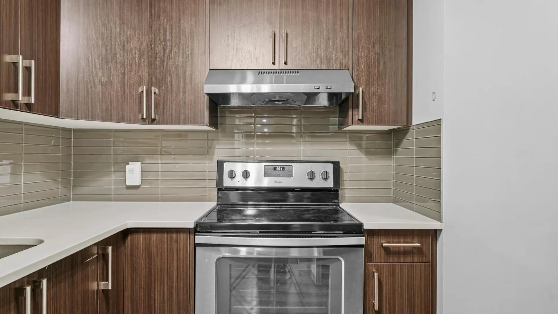 Дом отдыха Near Airport - Large 5 Bedroom House, Sleeps 12 Adult, Secure Double Car Garage Parking, Free Banff Access, Ac & More! Калгари
