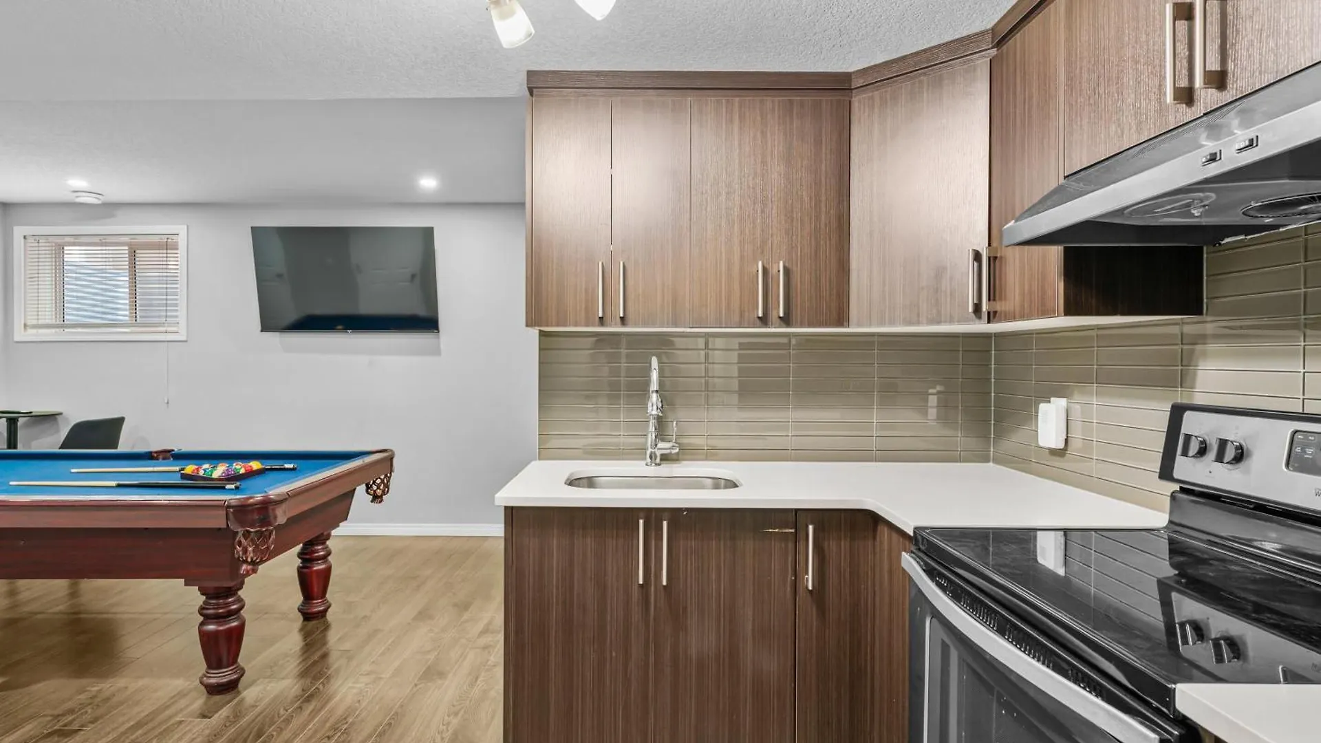 Дом отдыха Near Airport - Large 5 Bedroom House, Sleeps 12 Adult, Secure Double Car Garage Parking, Free Banff Access, Ac & More! Калгари