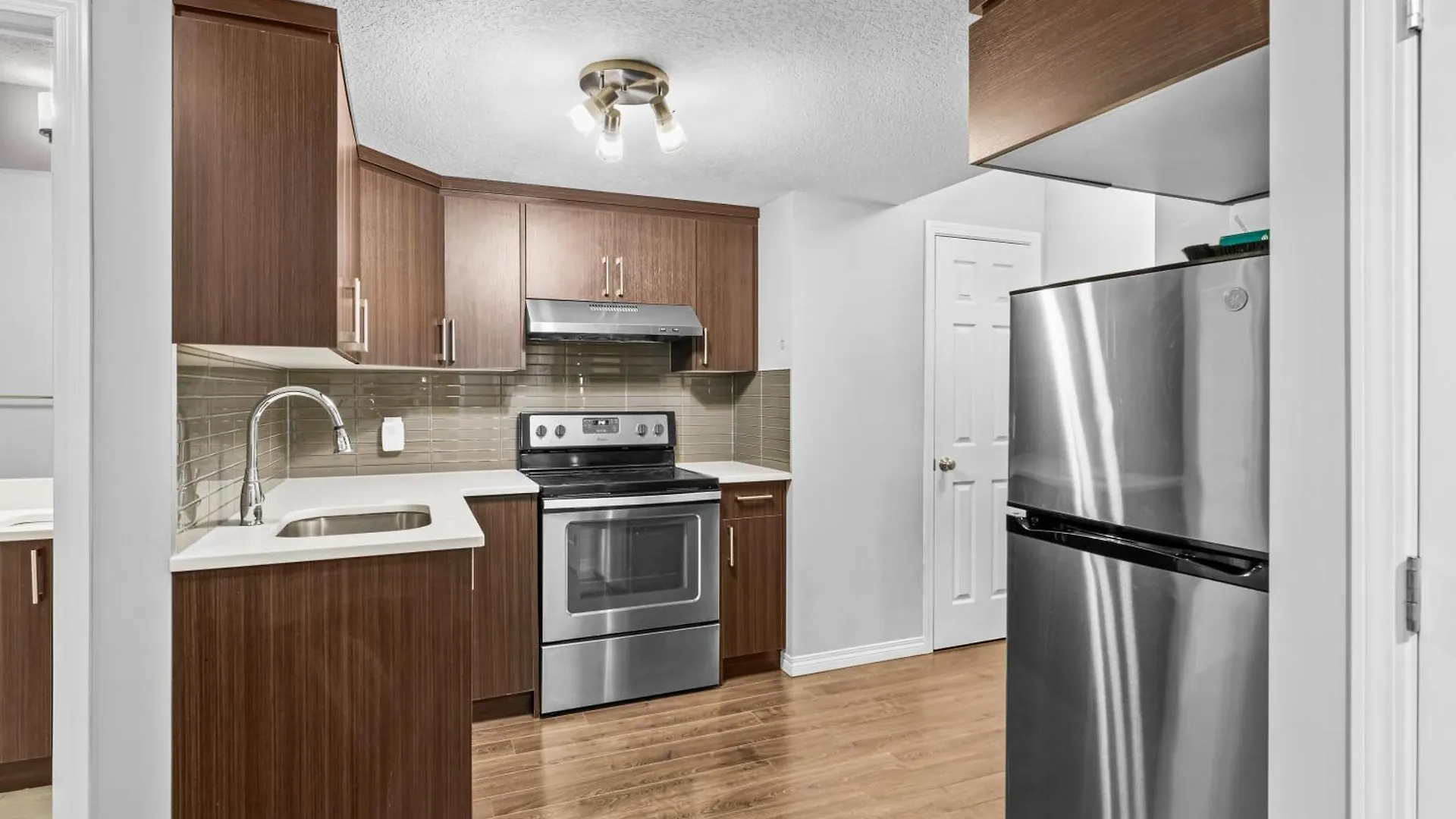 Дом отдыха Near Airport - Large 5 Bedroom House, Sleeps 12 Adult, Secure Double Car Garage Parking, Free Banff Access, Ac & More! Калгари