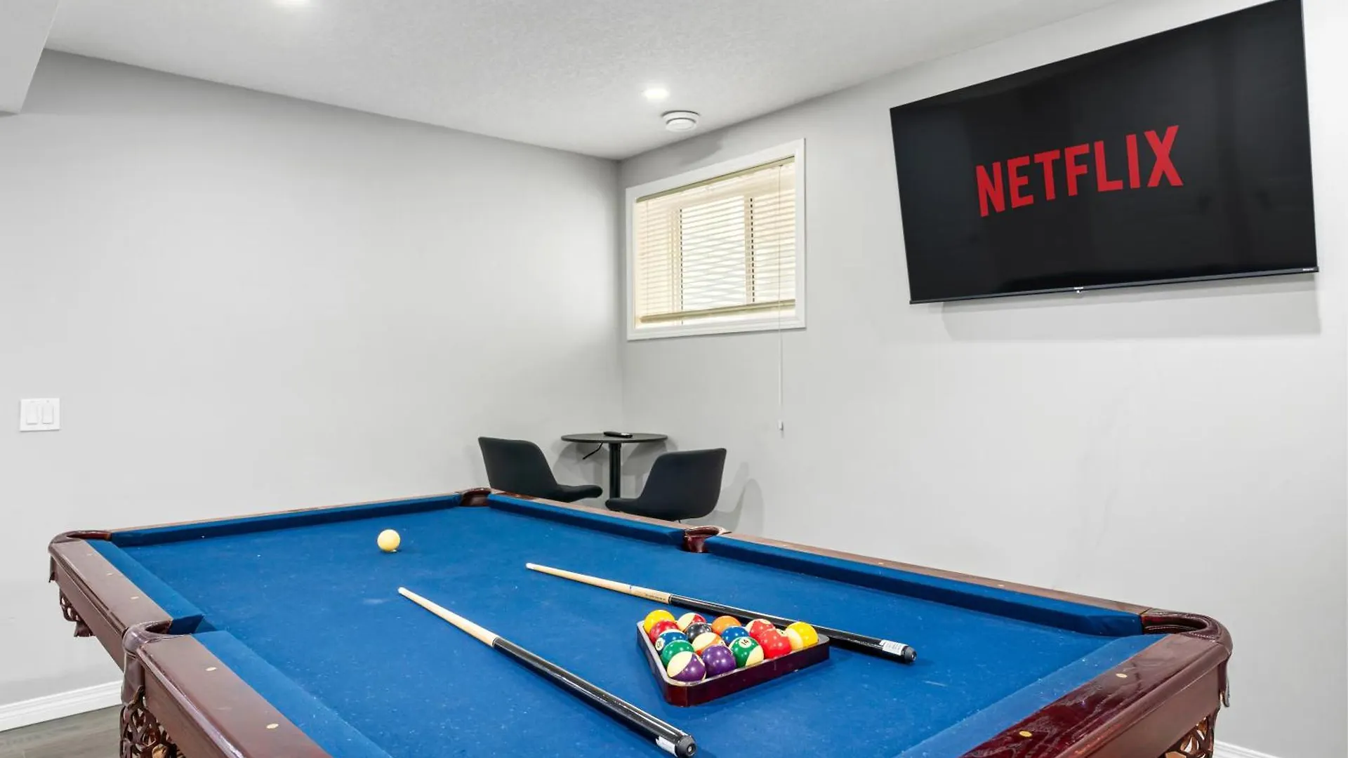 Near Airport - Large 5 Bedroom House, Sleeps 12 Adult, Secure Double Car Garage Parking, Free Banff Access, Ac & More! Calgary 0*,