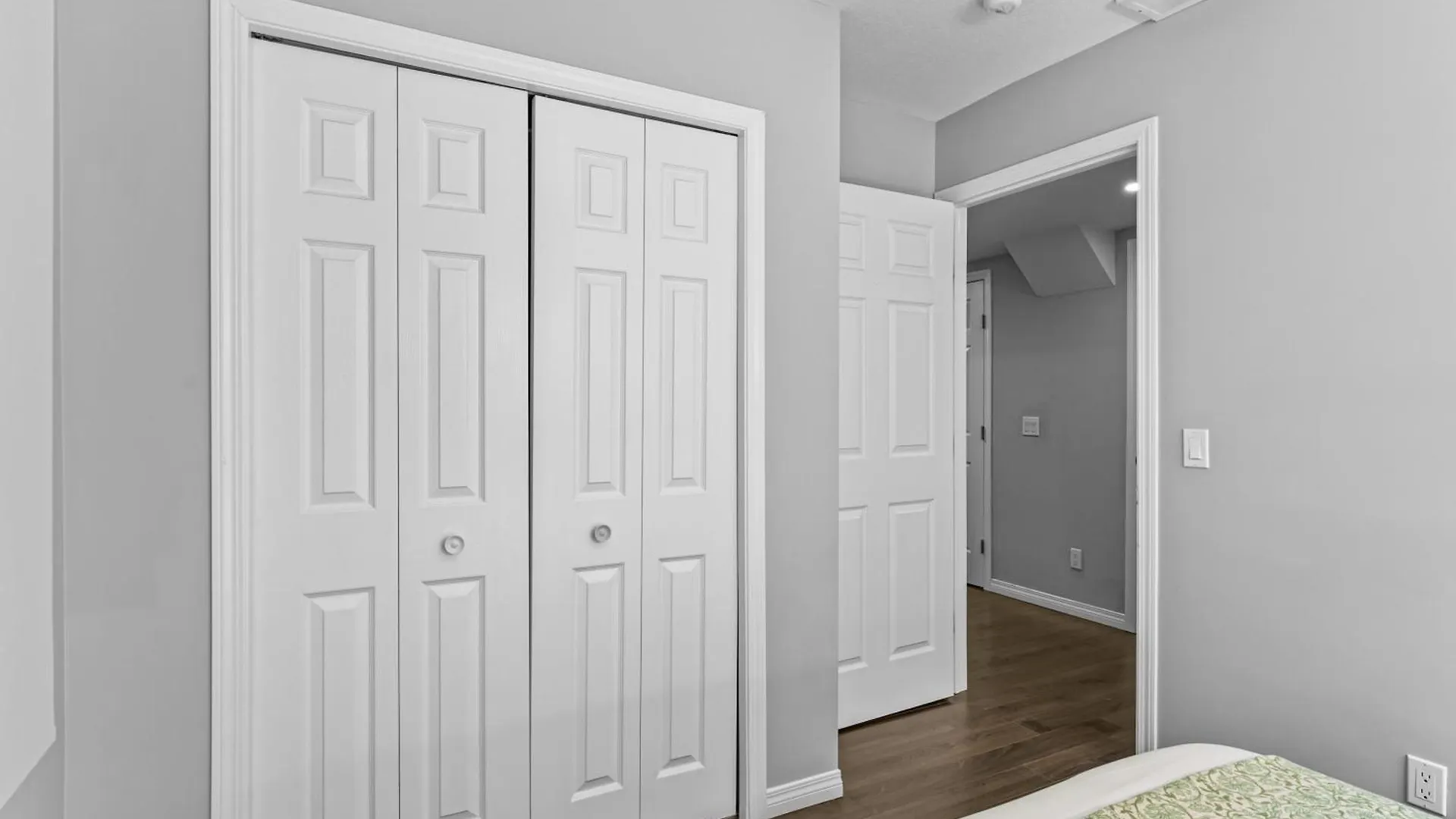 Near Airport - Large 5 Bedroom House, Sleeps 12 Adult, Secure Double Car Garage Parking, Free Banff Access, Ac & More! Calgary 0*,  Canada