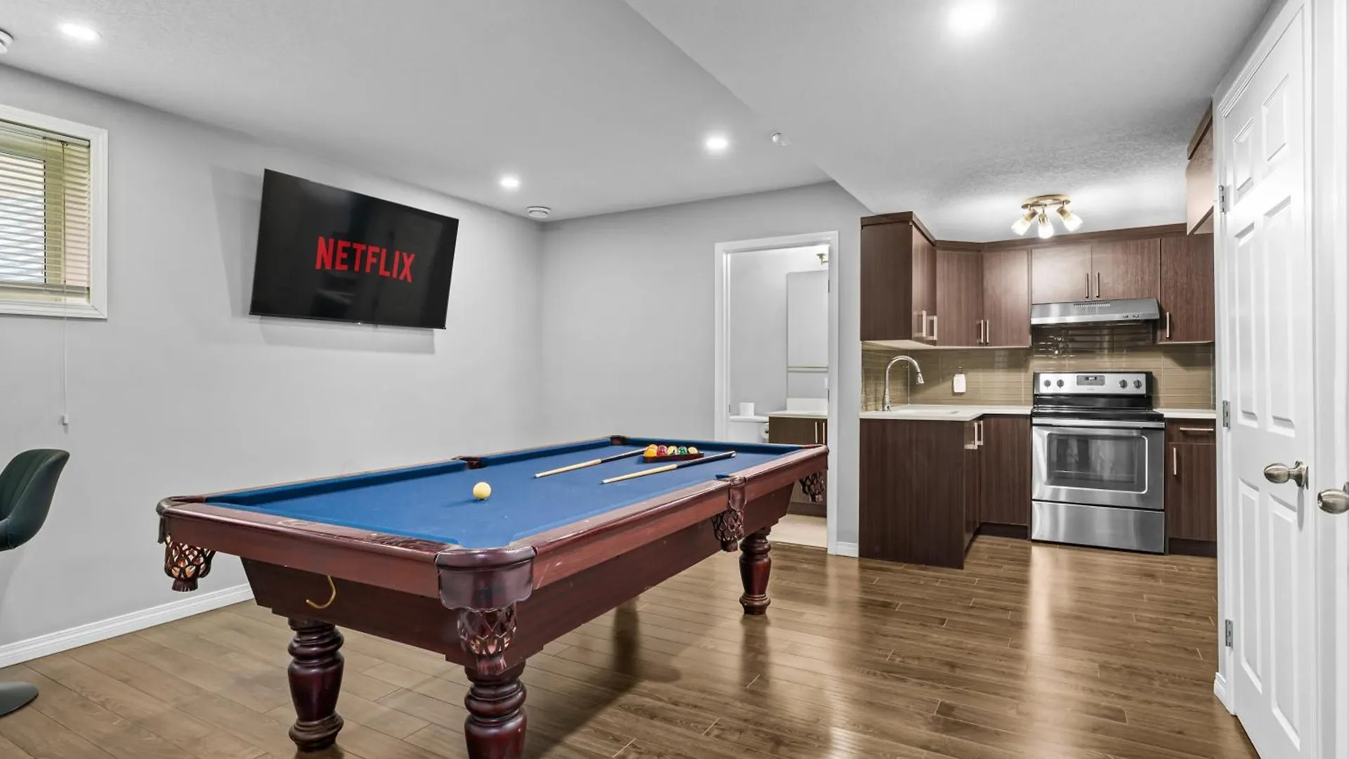 Near Airport - Large 5 Bedroom House, Sleeps 12 Adult, Secure Double Car Garage Parking, Free Banff Access, Ac & More! Calgary