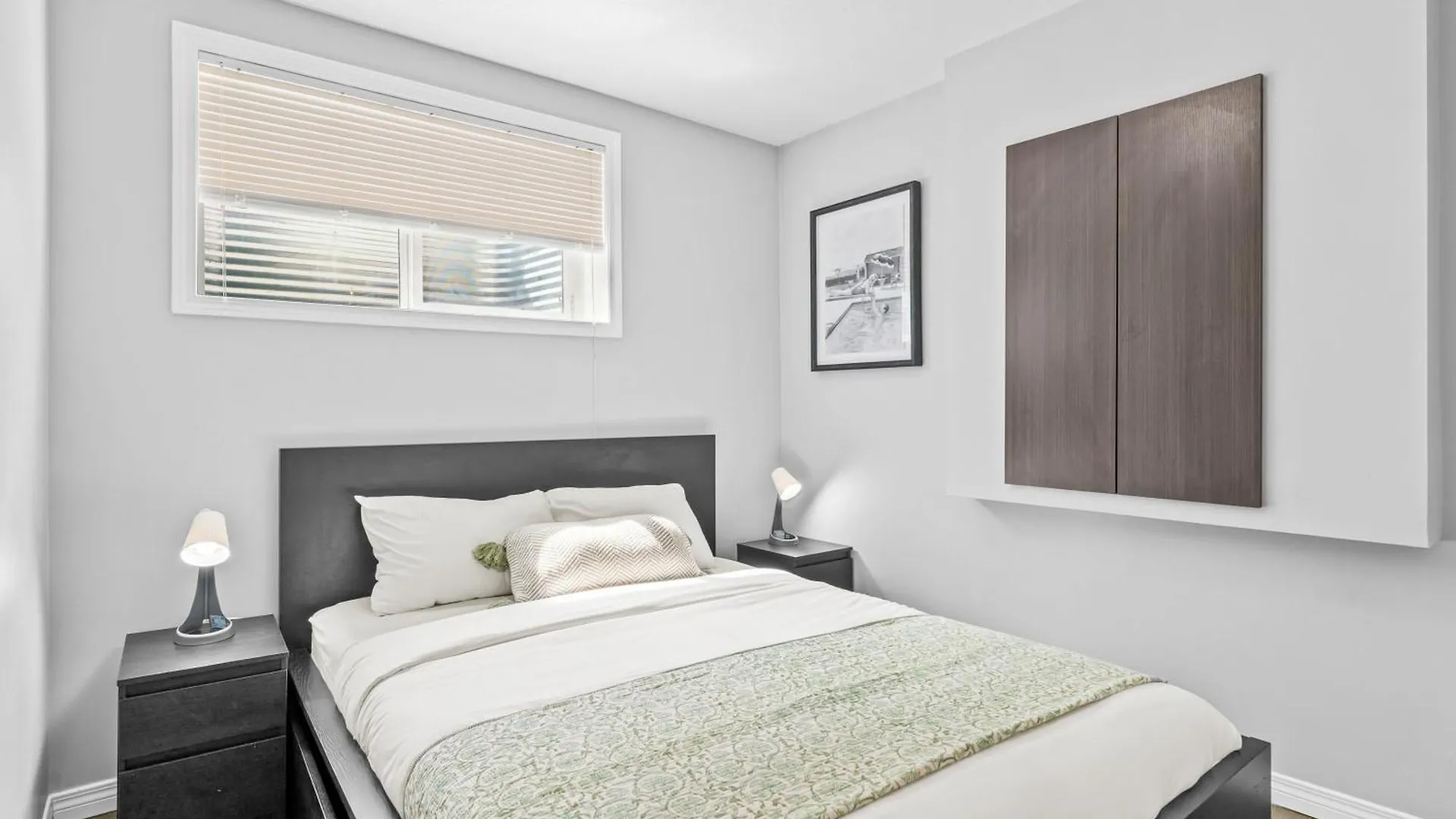 Near Airport - Large 5 Bedroom House, Sleeps 12 Adult, Secure Double Car Garage Parking, Free Banff Access, Ac & More! Calgary Holiday home